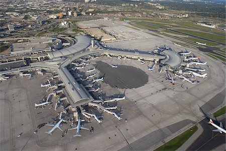 pista d'atterraggio - Lester B Pearson International Airport, Toronto, Ontario, Canada Fotografie stock - Premium Royalty-Free, Codice: 600-03777115