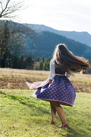 Fille portant des vêtements traditionnels autrichiens, Salzbourg, Autriche Photographie de stock - Premium Libres de Droits, Code: 600-03777751