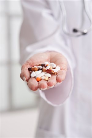 palma - Doctor Holding Pills Foto de stock - Sin royalties Premium, Código: 600-03777818