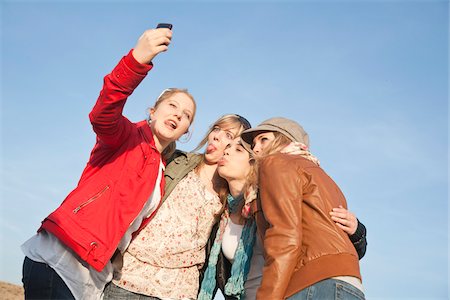 simsearch:600-03778681,k - Adolescents de prendre des photos en plein air Photographie de stock - Premium Libres de Droits, Code: 600-03778658