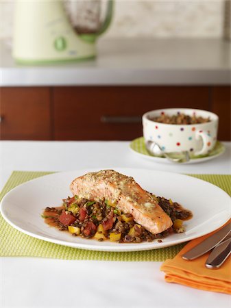 Saumon au four avec les lentilles, les légumes et les aliments pour bébés en arrière-plan Photographie de stock - Premium Libres de Droits, Code: 600-03787635