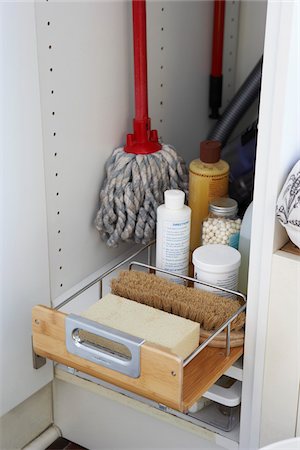 pano de chão - Cleaning Supplies in Cupboard Foto de stock - Royalty Free Premium, Número: 600-03787637