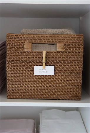 Basket of Towels in Linen Closet Foto de stock - Sin royalties Premium, Código: 600-03787638