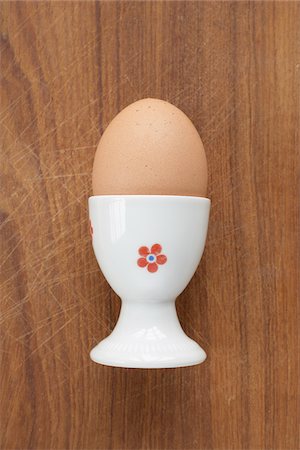 Oeuf dans le coquetier Photographie de stock - Premium Libres de Droits, Code: 600-03782471