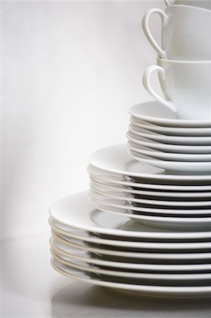 Pile d'assiettes et tasses Photographie de stock - Premium Libres de Droits, Code: 600-03783334