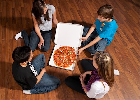 simsearch:600-07117179,k - Enfants manger Pizza Photographie de stock - Premium Libres de Droits, Code: 600-03799497