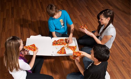 simsearch:6102-07843961,k - Enfants manger Pizza Photographie de stock - Premium Libres de Droits, Code: 600-03799498