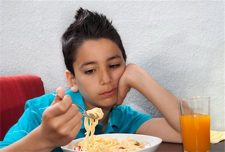 Boy Eating Pasta Foto de stock - Sin royalties Premium, Código: 600-03799492