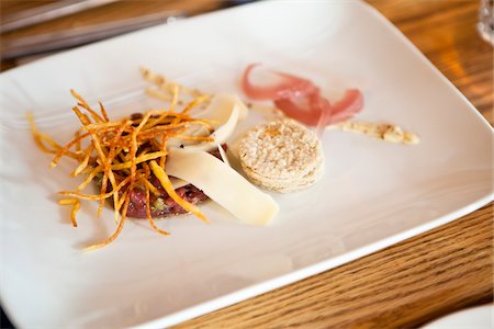 Craquelins et Gouda, Tartare de wapiti, échalotes marinées et Vinaigrette de truffe Photographie de stock - Premium Libres de Droits, Code: 600-03805268