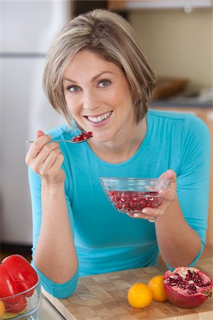 Woman eating Pomegranate Foto de stock - Sin royalties Premium, Código: 600-03814574