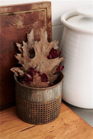 simsearch:600-03814644,k - Leaf in Tin Can on Wooden Countertop Stock Photo - Premium Royalty-Free, Code: 600-03814644