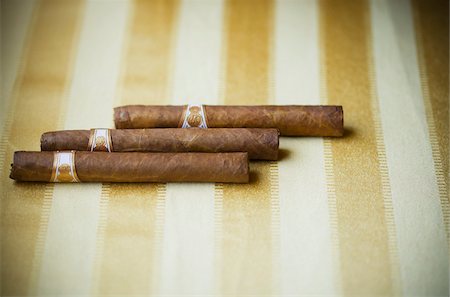 patterned tablecloth - Cigars Stock Photo - Premium Royalty-Free, Code: 600-03814643