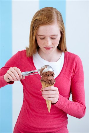 scoop - Fille qui dessert boule de crème glacée Photographie de stock - Premium Libres de Droits, Code: 600-03836066