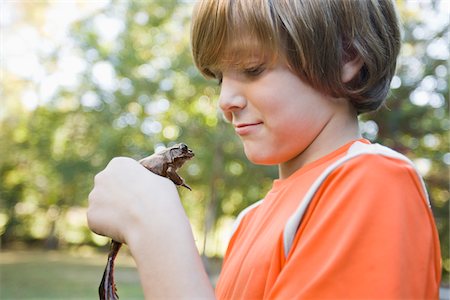 Boy Holding Frog Foto de stock - Sin royalties Premium, Código: 600-03848736