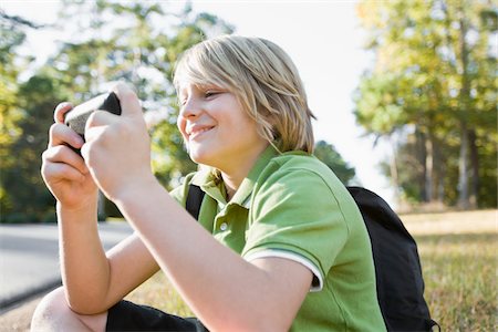 Boy using Cell Phone Foto de stock - Royalty Free Premium, Número: 600-03848738