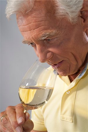dégustation de vins - Gros plan homme sentant le vin du verre Photographie de stock - Premium Libres de Droits, Code: 600-03848775