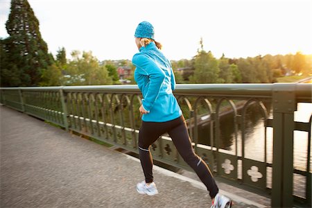 running blonde woman - Woman Jogging across Bridge, Seattle, Washington, USA Foto de stock - Sin royalties Premium, Código: 600-03849024