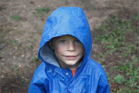 Portrait de garçon dans une veste de pluie bleu, Camping à Stephen Austin F. Park, Sealy, Texas, USA Photographie de stock - Premium Libres de Droits, Code: 600-03849053