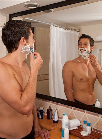 reflet - Rasage homme dans une chambre d'hôtel, l'hôtel Reef Playacar Resort et Spa, Playa del Carmen, Mexique Photographie de stock - Premium Libres de Droits, Code: 600-03849174