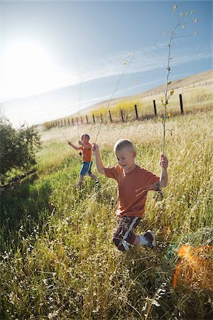 simsearch:700-02232042,k - Garçons marcher dans l'herbe longue, Livermore, Californie, USA Photographie de stock - Premium Libres de Droits, Code: 600-03849296