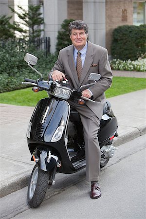 simsearch:600-03849291,k - Businessman on Scooter, Montreal, Quebec, Canada Foto de stock - Sin royalties Premium, Código: 600-03849291