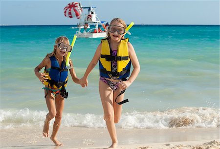 Girls in Snorkeling Gear on Beach, Reef Playacar Resort and Spa, Playa del Carmen, Mexico Foto de stock - Sin royalties Premium, Código: 600-03849557