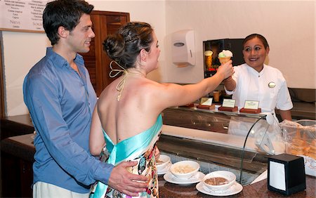 enjoying icecream - Couple Buying Ice Cream Foto de stock - Sin royalties Premium, Código: 600-03849565