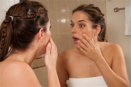 simsearch:600-03849716,k - Woman in Bathroom, Reef Playacar Resort and Spa, Playa del Carmen, Mexico Foto de stock - Royalty Free Premium, Número: 600-03849669