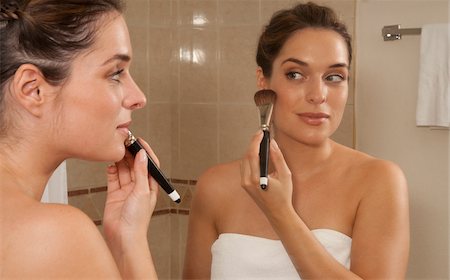 sich fertig machen - Woman Applying Make-up in Bathroom, Reef Playacar Resort and Spa, Playa del Carmen, Mexico Foto de stock - Sin royalties Premium, Código: 600-03849670