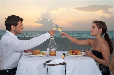 simsearch:600-03456872,k - Couple à manger sur la plage, l'hôtel Reef Playacar Resort et Spa, Playa del Carmen, Mexique Photographie de stock - Premium Libres de Droits, Code: 600-03849719