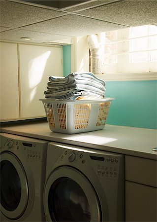 doblado - Folded Laundry in Basket in Laundry Room Foto de stock - Sin royalties Premium, Código: 600-03849760