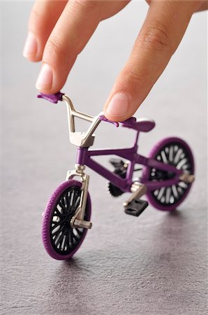 Fingers Touching Miniature Bike Foto de stock - Sin royalties Premium, Código: 600-03865103
