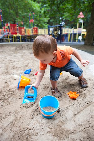 Garçon jouant au bac à sable, aire de jeu pour le parc Washington, Portland, Oregon, Etats-Unis Photographie de stock - Premium Libres de Droits, Code: 600-03865177