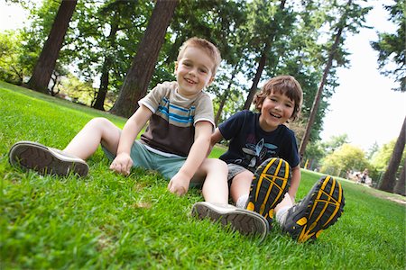 semelle (soulier) - Portrait de garçons assis sur l'herbe, parc Washington, Portland, Oregon, Etats-Unis Photographie de stock - Premium Libres de Droits, Code: 600-03865194