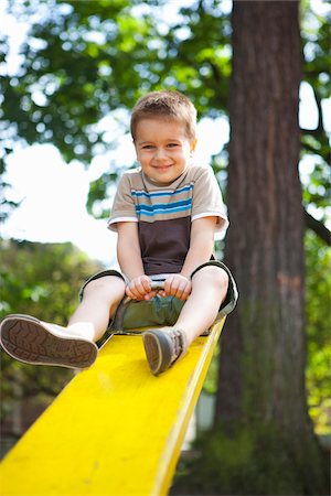 Boy Playing on Teeter-Totter, Washington Park Playground, Portland, Oregon, USA Foto de stock - Sin royalties Premium, Código: 600-03865193