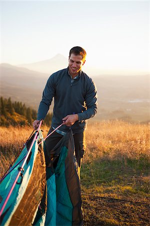 Man Setting Up Tent, Hood River, Oregon, USA Foto de stock - Sin royalties Premium, Código: 600-03865221