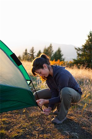 río hood - Woman Setting Up Tent, Hood River, Oregon, USA Foto de stock - Sin royalties Premium, Código: 600-03865223