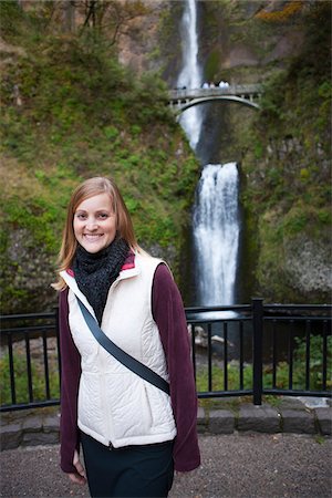 Woman, Multnomah Falls, Multnomah County, Columbia River Gorge, Oregon, USA Fotografie stock - Premium Royalty-Free, Codice: 600-03865232