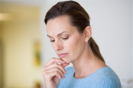 soupçon (suspicion) - Femme pense, Florida, USA Photographie de stock - Premium Libres de Droits, Code: 600-03865664