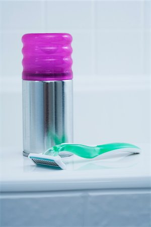 Razor and Shaving Cream on edge of Tub Foto de stock - Sin royalties Premium, Código: 600-03891277