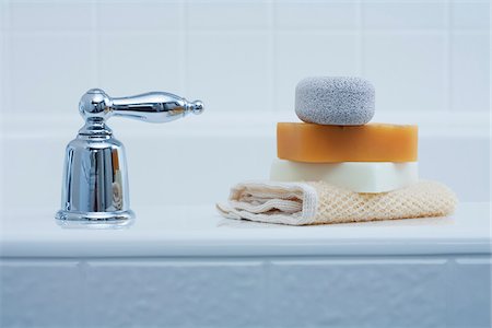 Soaps and Pumice Stone on edge of Tub Stock Photo - Premium Royalty-Free, Code: 600-03891285