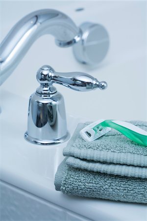 Razor on edge of Tub Foto de stock - Sin royalties Premium, Código: 600-03891281