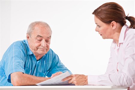 parents, conversation - Man and Woman Discussing Paperwork Foto de stock - Sin royalties Premium, Código: 600-03893406