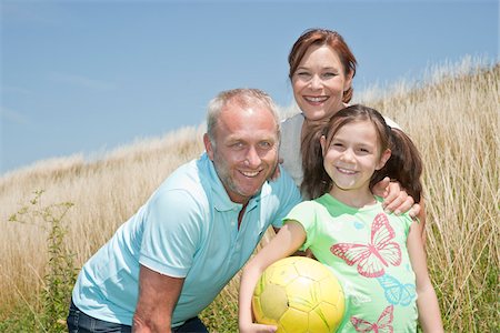 family football - Portrait de famille, Mannheim, Bade-Wurtemberg, Allemagne Photographie de stock - Premium Libres de Droits, Code: 600-03907080