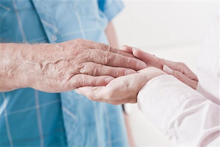 simsearch:600-03893398,k - Close-up of Caregiver holding Patient's Hand Foto de stock - Royalty Free Premium, Número: 600-03907112