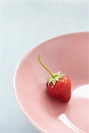 Strawberry in Bowl Stock Photo - Premium Royalty-Free, Code: 600-03907422