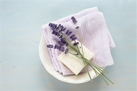 simsearch:600-04625247,k - Lavender, Soap and Cloth in Bowl Foto de stock - Sin royalties Premium, Código: 600-03907448