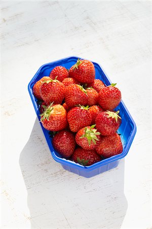 simsearch:600-03782488,k - Container of Strawberries Stock Photo - Premium Royalty-Free, Code: 600-03907459