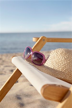 simsearch:600-06407687,k - Chapeau de soleil et lunettes de soleil sur une chaise à la plage, Boltenhagen, mer Baltique, Allemagne Photographie de stock - Premium Libres de Droits, Code: 600-03907464