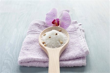 Bath Salts and Orchid on Towel Foto de stock - Sin royalties Premium, Código: 600-03907468